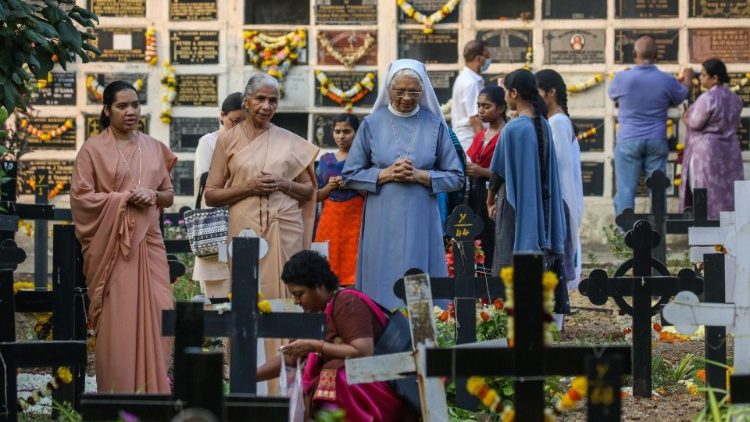Indische Christen am Allerseelen-Tag auf einem Friedhof in Mumbai