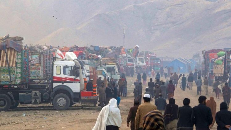 Afghanische Flüchtlinge bei der Rückkehr ins Land - nachdem Pakistan ihnen ein Ultimatum gestellt hatte 