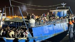 Nuovo sbarco di  migranti a Lampedusa (Ansa/Elio Desiderio)