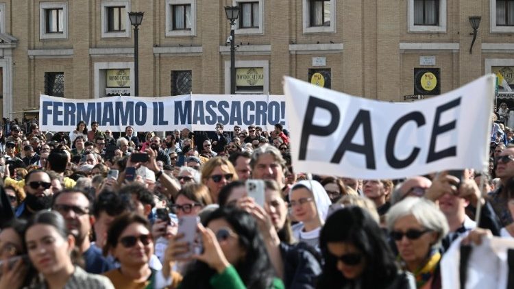 „Stoppen wir das Massaker" und „Friede" steht auf Italienisch auf Plakaten auf dem Petersplatz - Papst Franziskus erneuerte diesen Sonntag beim Mittagsgebet seinen Friedensappell