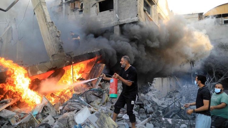Edifícios em chamas em Gaza
