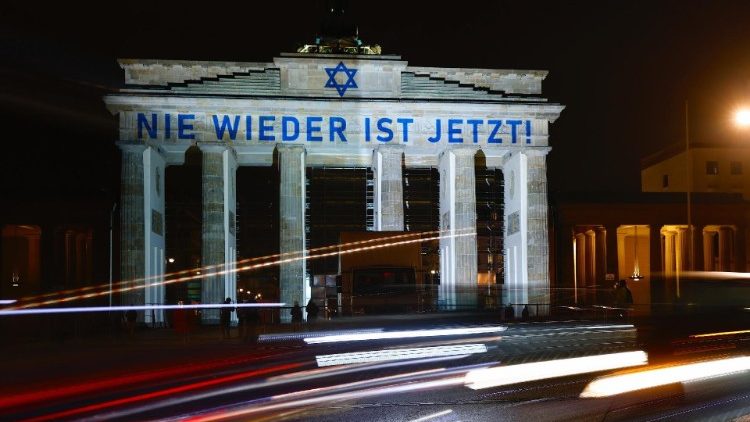 Lichtinstallation zu 85 Jahren Reichskristallnacht am Brandenburger Tor (9.11.2023)