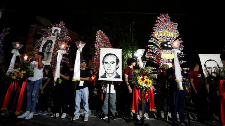 Jesuitas, estudiantes y miembros de las comunidades católicas participan en una procesión con antorchas para homenajear el testimonio de los mártires de la UCA de El Salvador. (ANSA, 12 de noviembre de 2023)