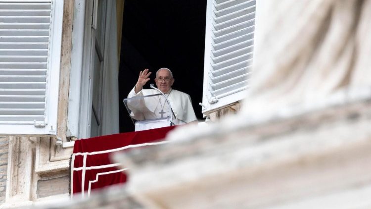 Papa je s prozora svoje radne sobe u Apostolskoj palači izmolio molitvu Anđeo Gospodnji