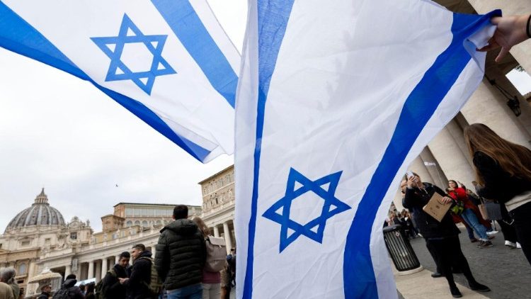 Israel-Flaggen am Petersplatz