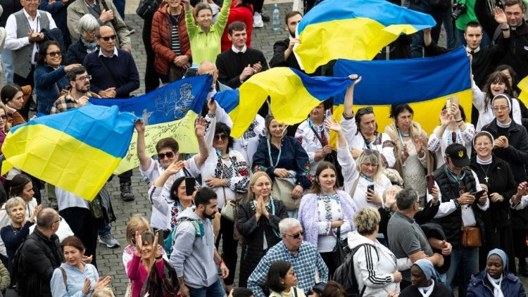 Ukrajinští poutníci na Svatopetrském náměstí při modlitbě Anděl Páně