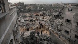 パレスチナ : ガザ地区南部カン・ユニス　空爆により破壊された場所で生存者を探す人々　2023年11月12日