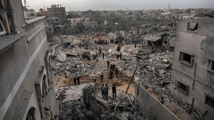 パレスチナ : ガザ地区南部カン・ユニス　空爆により破壊された場所で生存者を探す人々　2023年11月12日