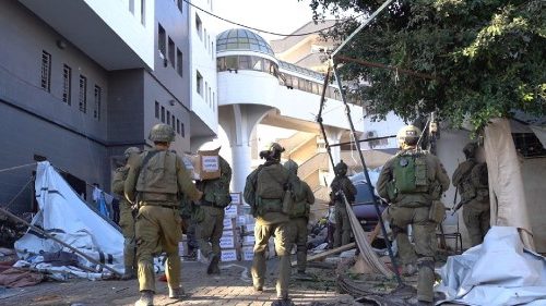 El ejército israelí en el hospital Al Shifa de Gaza, encontradas armas de Hamás