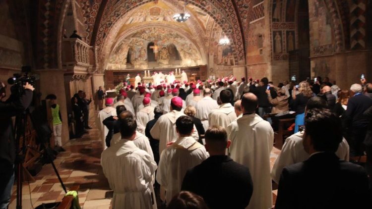 La celebrazione del Vespro nella Basilica di Santa Chiara 