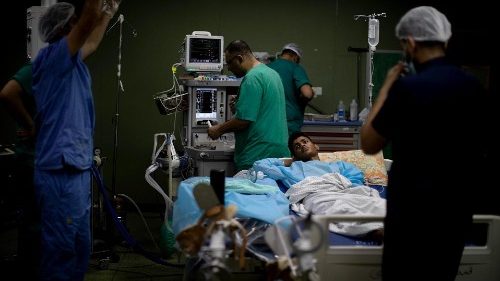 इजराइल द्वारा गाजा अस्पताल पर छापामारी जारी