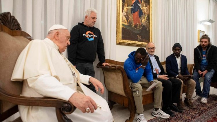 El Papa escucha la historia de Pato, migrante de Camerún
