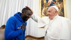 El Papa saluda a Mbengue Nyimbilo Crepin, conocido como Pato, migrante procedente de Camerún