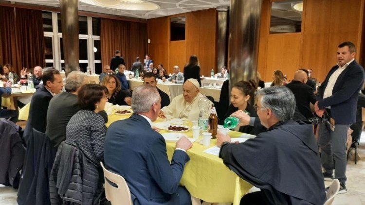 Papa durante o jantar com os voluntários