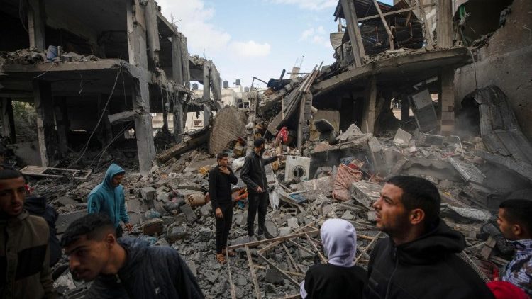 Palestiinians inspect the rubble of a destroyed building in Gaza