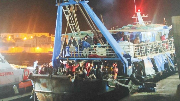Un barcone affollato di migranti 