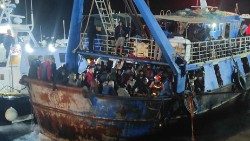 Nuovo naufragio a largo di Lampedusa. Migranti soccorsi dalla Guardia di finanza.