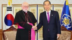 Gallagher érsek Szöulban a dél-koreai miniszterelnökkel