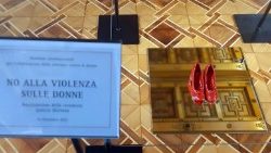 Un paio di scarpe rosse simbolo della lotta alla violenza contro le donne nel Transatlantico del Senato