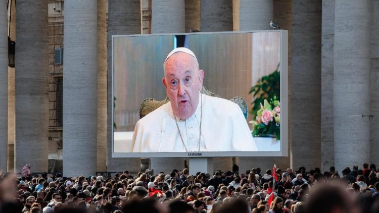 האפיפיור פרנציסקוס על המסך בכיכר פטרוס הקדוש