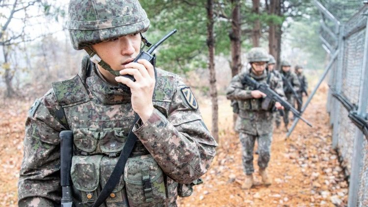 Truppe della Sud Corea pattugliano il confine demilitarizzato