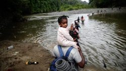Des migrants traversant la jungle de Darien au Panama, en septembre 2023.