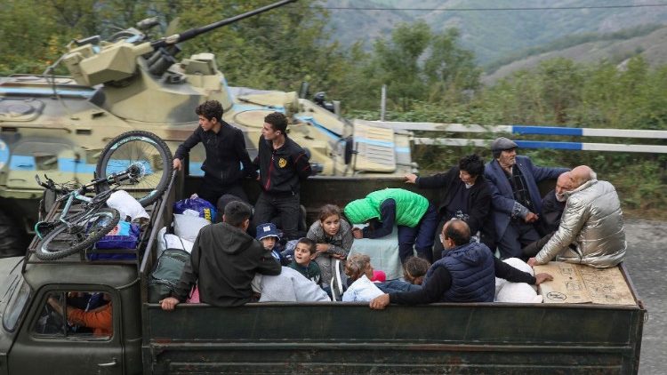 Ormianie uciekający z Górskiego Karabachu do Armenii, 26 września 2023 r.