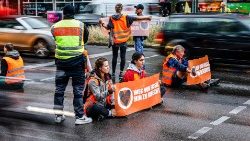 Aktivisten der Letzten Generation blockieren eine Straße in Berlin