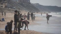 Palestinier på stranden i södra Gaza under vapenvilan