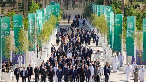 Líderes caminando después de una sesión de fotos en la Conferencia de las Naciones Unidas sobre el Cambio Climático COP28, en Dubai, Emiratos Árabes Unidos, 01 de diciembre 2023