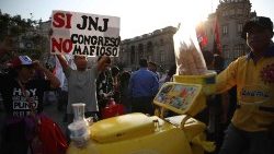 Lima, proteste contro la corruzione 