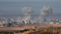 戦闘再開後、ガザ地区北部から上がる煙　2023年12月3日