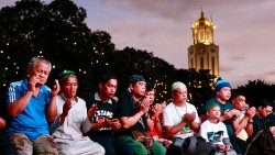 Philippinische Muslime haben sich nach dem tödlichen Anschlag auf eine katholische Messe auf Mindanao zu einem Solidaritätsgebet versammelt