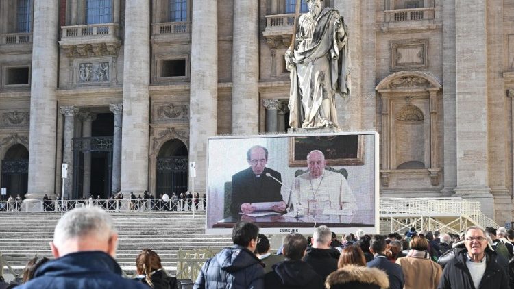 Das Mittagsgebet des Papstes wurde aus Santa Marta auf den Petersplatz übertragen