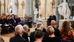 O autor norueguês Jon Fosse, ganhador do Prêmio Nobel de Literatura em 2023, dá sua palestra Nobel na Academia Sueca em Estocolmo, Suécia, em 7 de dezembro de 2023. EPA/Fredrik Persson