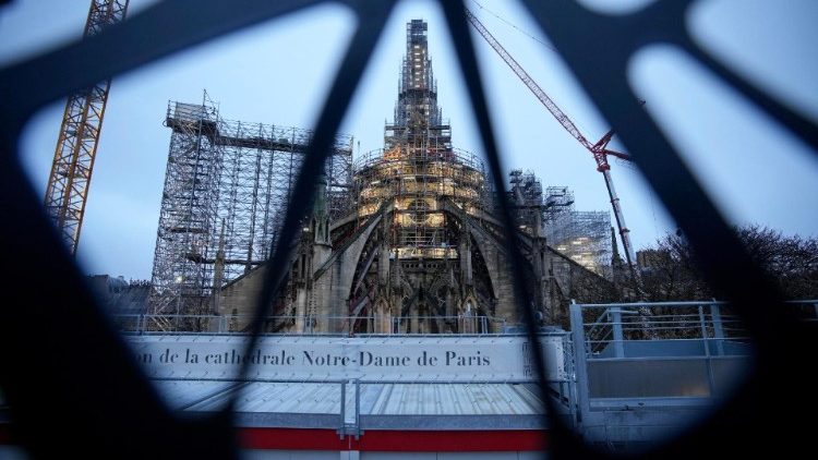 Nhà thờ Đức Bà Paris đang được tu sửa sau trận hỏa hoạn kinh hoàng vào ngày 15/4/2019