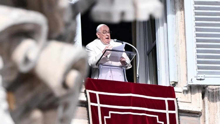 El Papa Francisco desde el balcón pontificio.