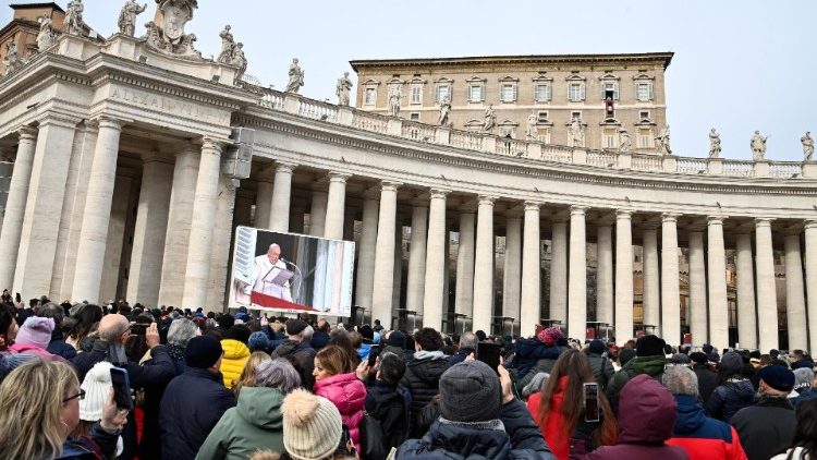 Tízezer hívő köszöntötte a pápát a Szent Péter téren az Úrangyalakor