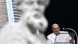 Il Papa all'Angelus, torna ad affacciarsi alla finestra