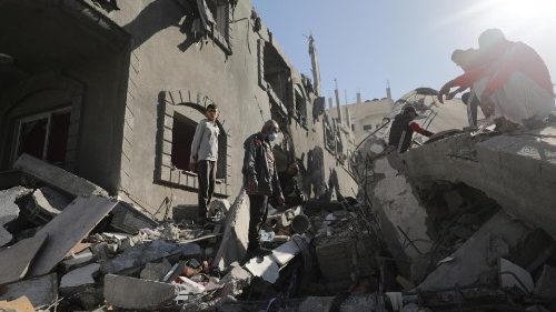 Combattimenti a Gaza, distrutto un palazzo ad Al-Maghazi