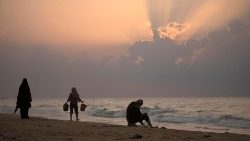Palestinesi sulla spiaggia di Deir al-Balah al centro della Striscia di Gaza