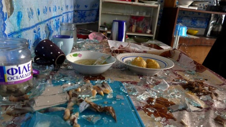 Cacos de vidro em uma mesa dentro de uma casa após um ataque noturno de drone em Odesa, sul da Ucrânia, 14 de dezembro de 2023. EPA/IGOR TKACHENKO