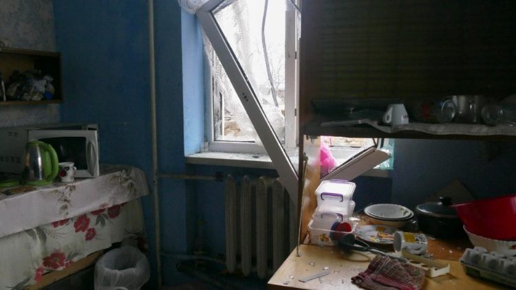 Uma casa danificada após um ataque noturno de drone em Odesa, sul da Ucrânia, 14 de dezembro de 2023. EPA/IGOR TKACHENKO