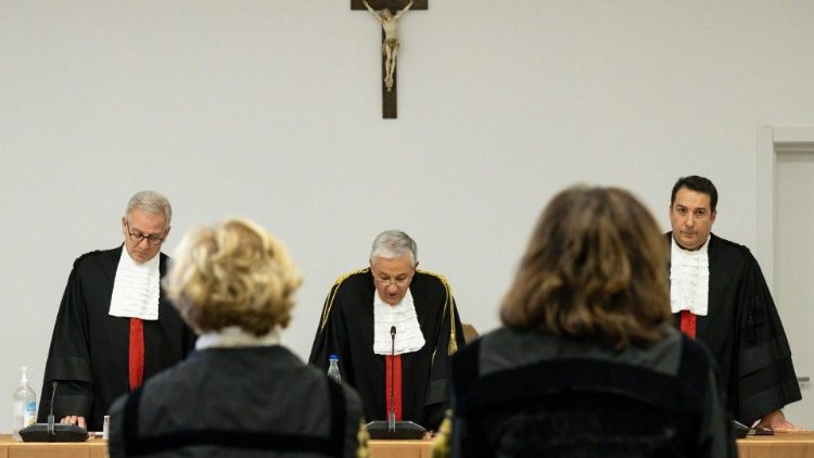 Branje obsodbe ob zaključku sodnega procesa v Vatikanu.
