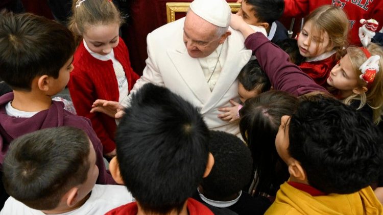 папата с децата от диспансера Санта Марта