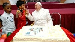 Il Papa, festa di compleanno organizzata da Dispensario S.Marta