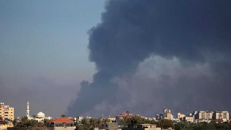 Il fumo nei pressi del campo rifugiati di Al Nusairat, nella parte meridionale della Striscia di Gaza (Epa(Mohamed Saber)