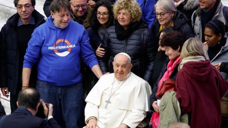 Papst Franziskus und Mitglieder der NGO Mediterranea bei der Generalaudienz im Vatikan