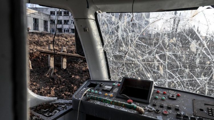Vista de um veículo danificado após um ataque com míssil em um depósito de transporte em Kharkiv, Ucrânia, 20 de dezembro de 2023. Um míssil russo atingiu um depósito de transporte em Kharkiv durante a noite, disse o prefeito Ihor Terekhov em 20 de dezembro. EPA/Sergey Kozlov