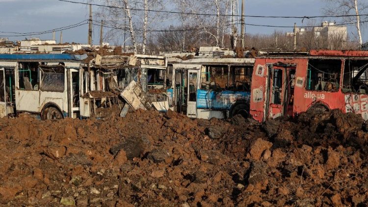 Vista de veículos danificados após um ataque com mísseis em um depósito de transporte em Kharkiv, Ucrânia, 20 de dezembro de 2023. EPA/Sergey Kozlov